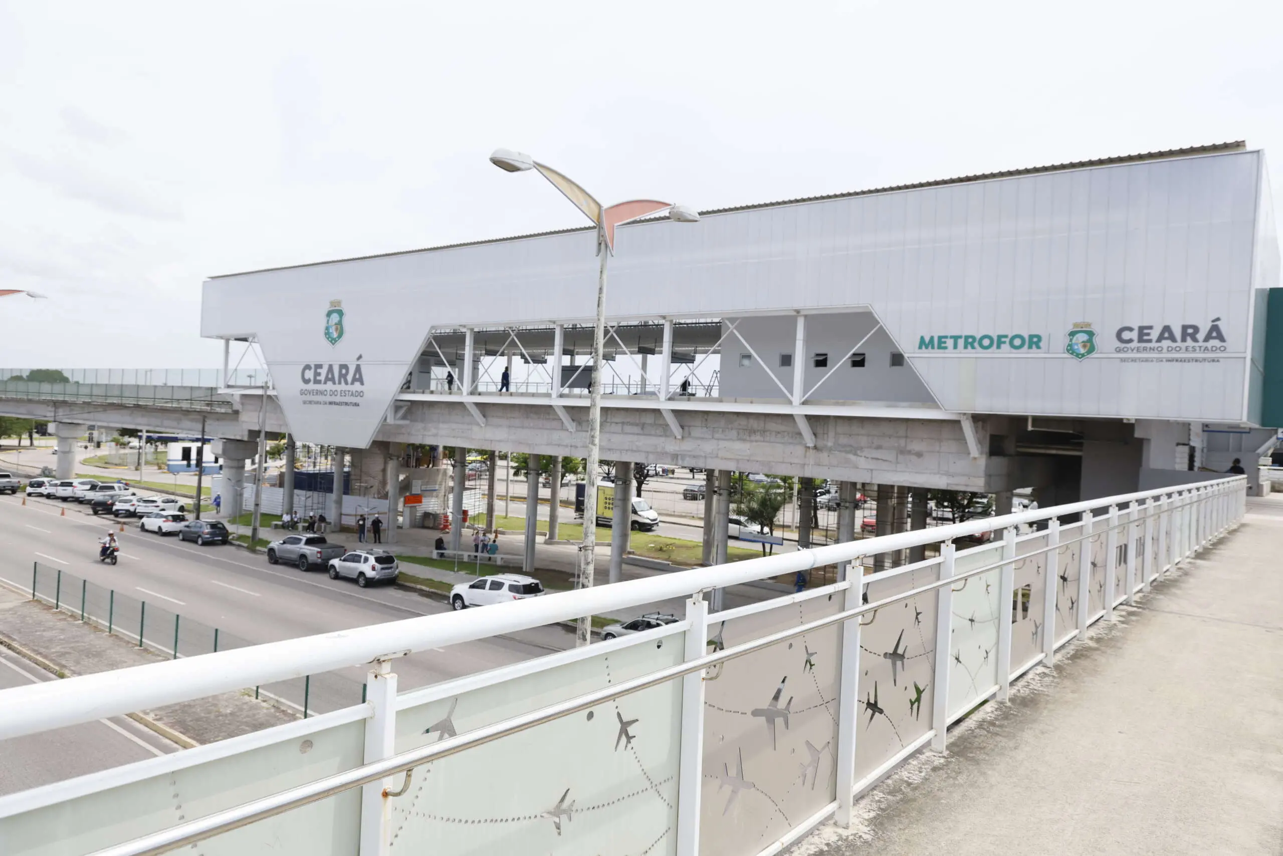 Imagem mostra estação Aeroporto do VLT de Fortaleza, administrada pela Metrofor, com acessibilidade moderna, estrutura futurista e vista estratégica sobre a cidade.