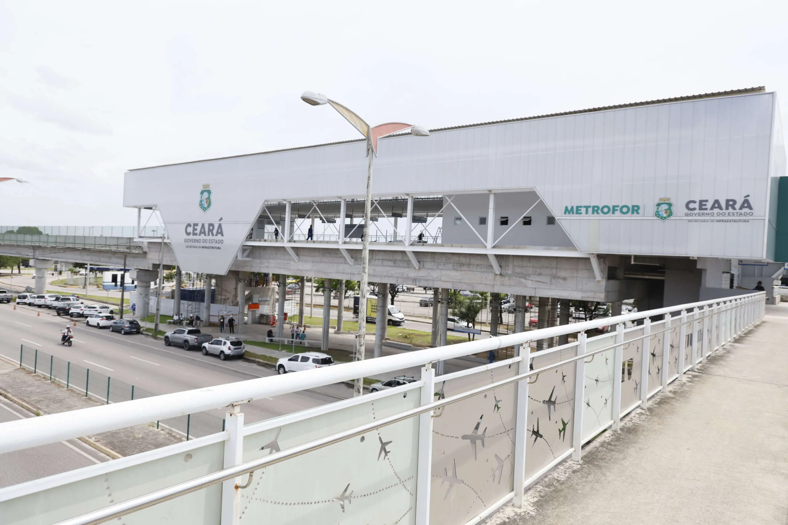 A estação Aeroporto é a única suspensa do novo ramal, sendo acessível por escadas, rampas e elevador.