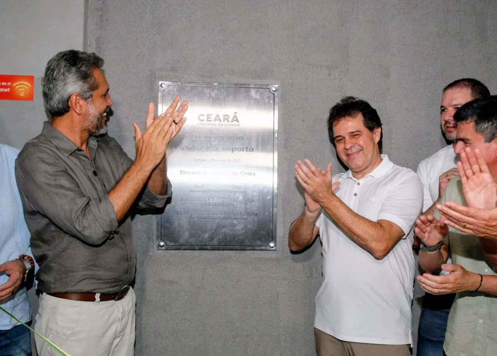 Imagem mostra o governador do Ceará, Elmano de Freitas, e o prefeito de Fortaleza, Evandro Leitão, batendo palmas após inauguração do ramal Aeroporto do VLT de Fortaleza.