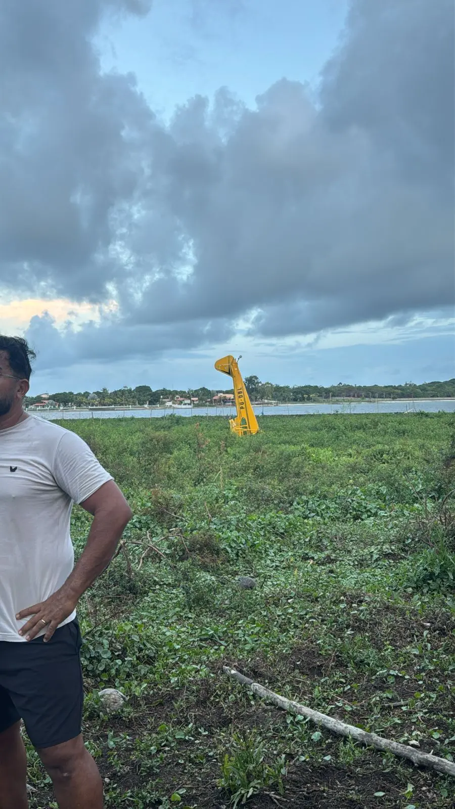 imagem do avião que caiu na lagoa do Catu, em Aquiraz, na região metropolitana de Fortaleza.