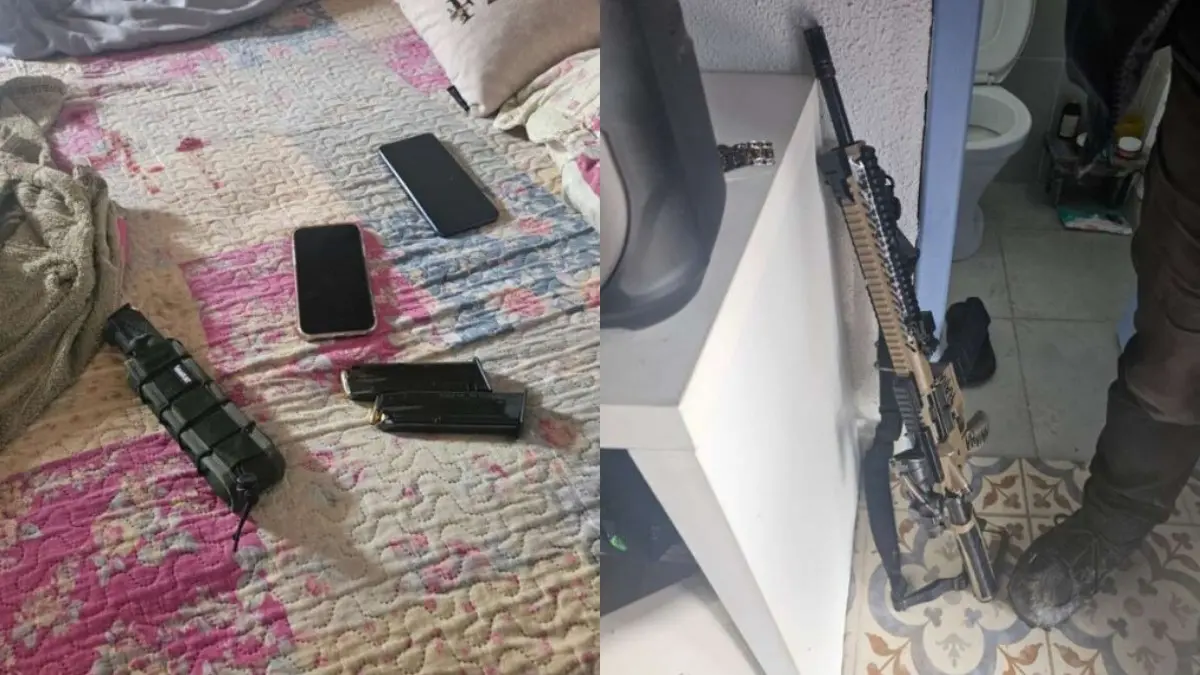 Uma imagem dividida mostrando à esquerda dois smartphones, carregadores de pistola e um item tático sobre uma cama com manchas, e à direita um rifle tático apoiado em uma parede perto de um banheiro.