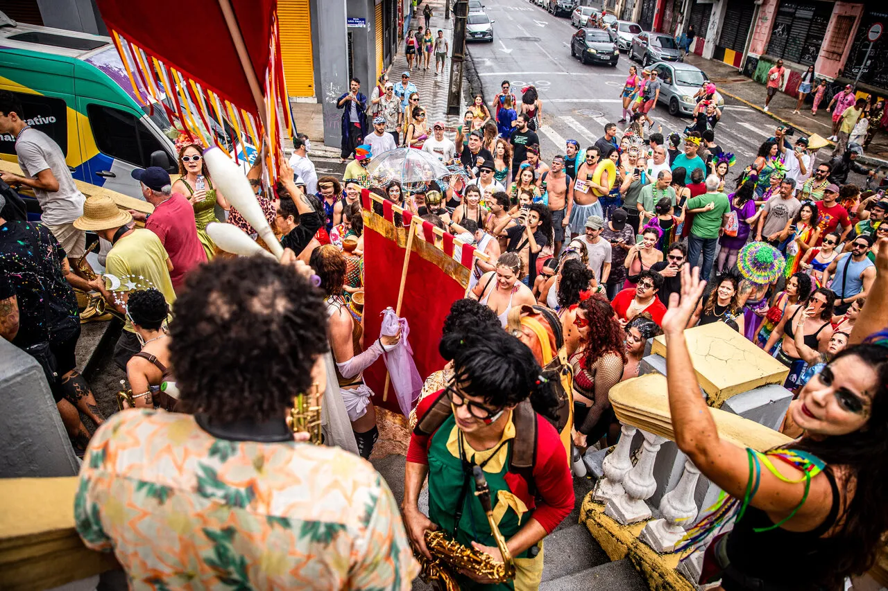 Além da programação oficial, o Carnaval de Fortaleza desponta por movimentações espontâneas de foliões e blocos independentes tomando as ruas e praças da Capital.