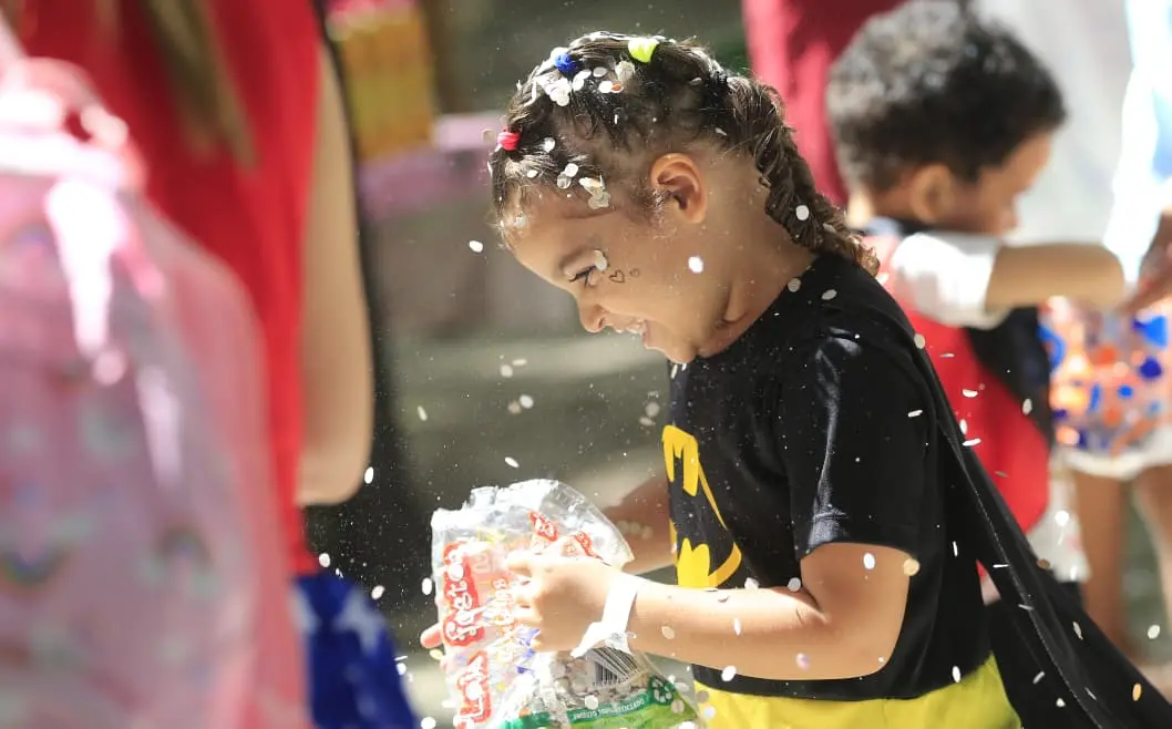 Menina fantasiada com roupa do Batman.