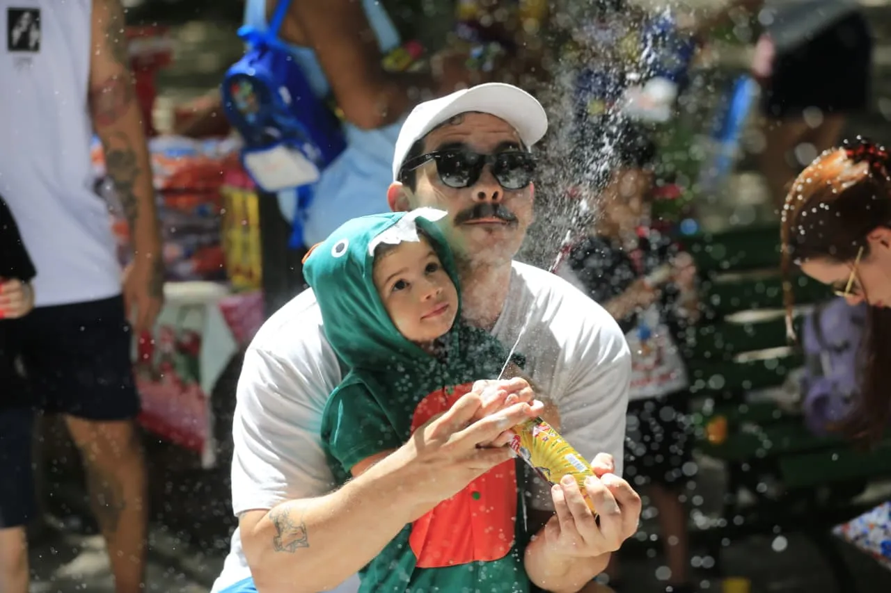 Criançada aproveita a folia ao lado da família.
