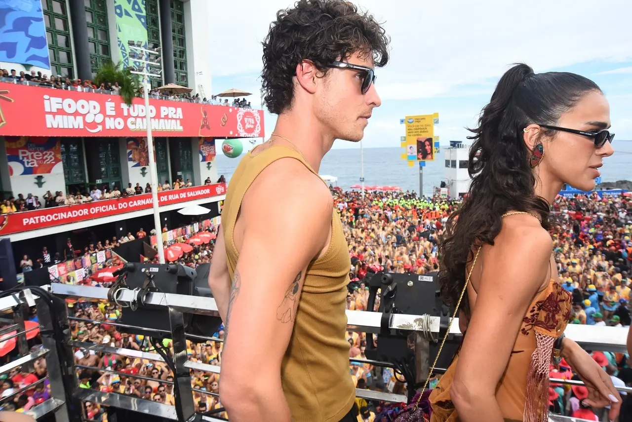 Imagem da notícia Shawn Mendes e Bruna Marquezine são flagrados aos beijos no meio da pipoca no bloco de Ivete Sangalo