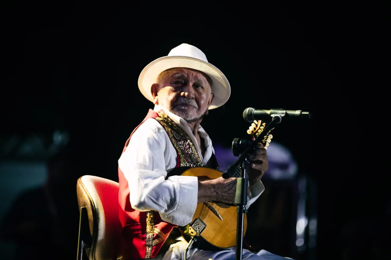 Show do mestre da cultura Macaúba do Bandolim no Aterrinho da Praia de Iracema, em Fortleza.