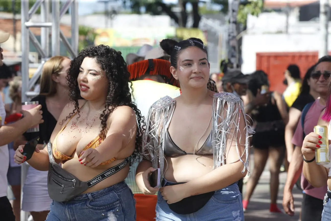 foto de foliões no carnaval de fortaleza.