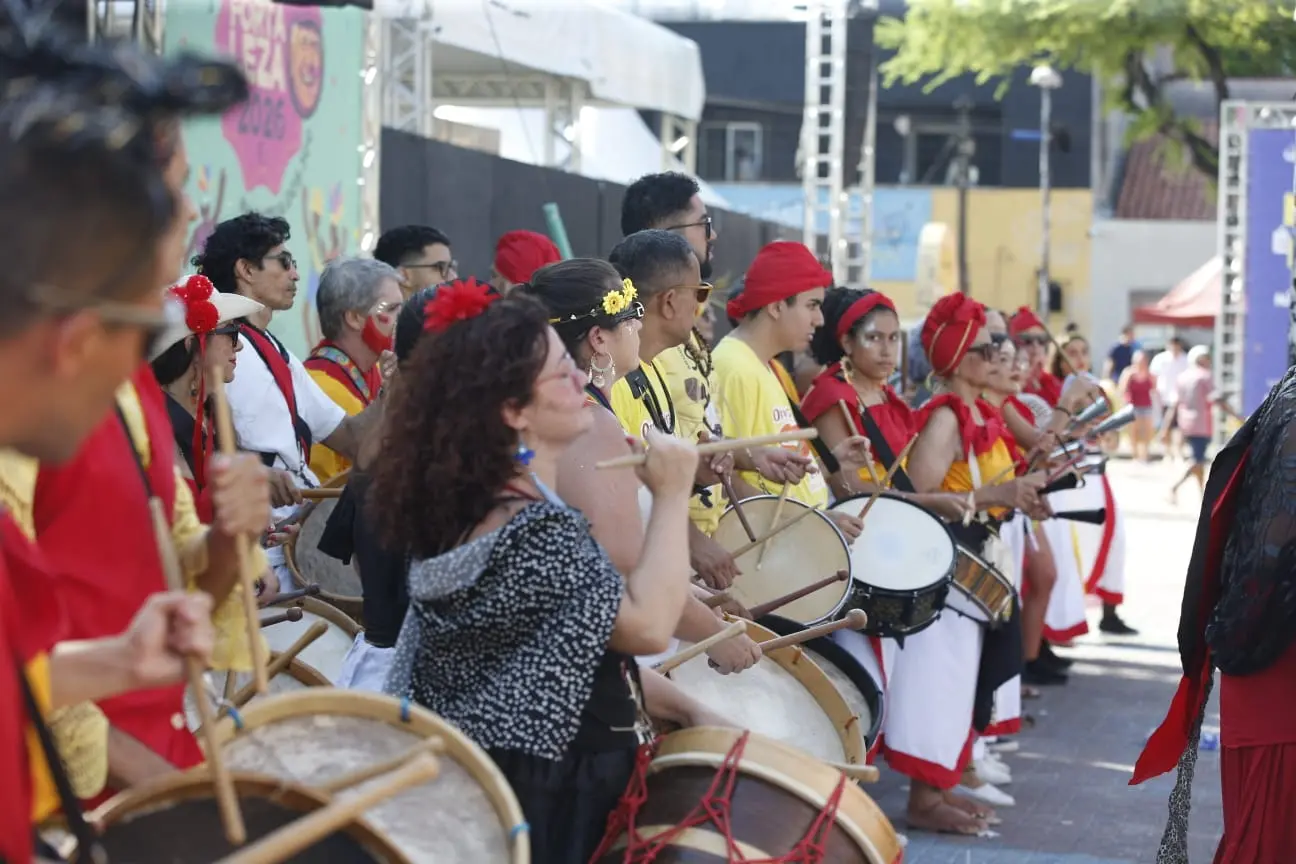 foto de foliões no carnaval de fortaleza.