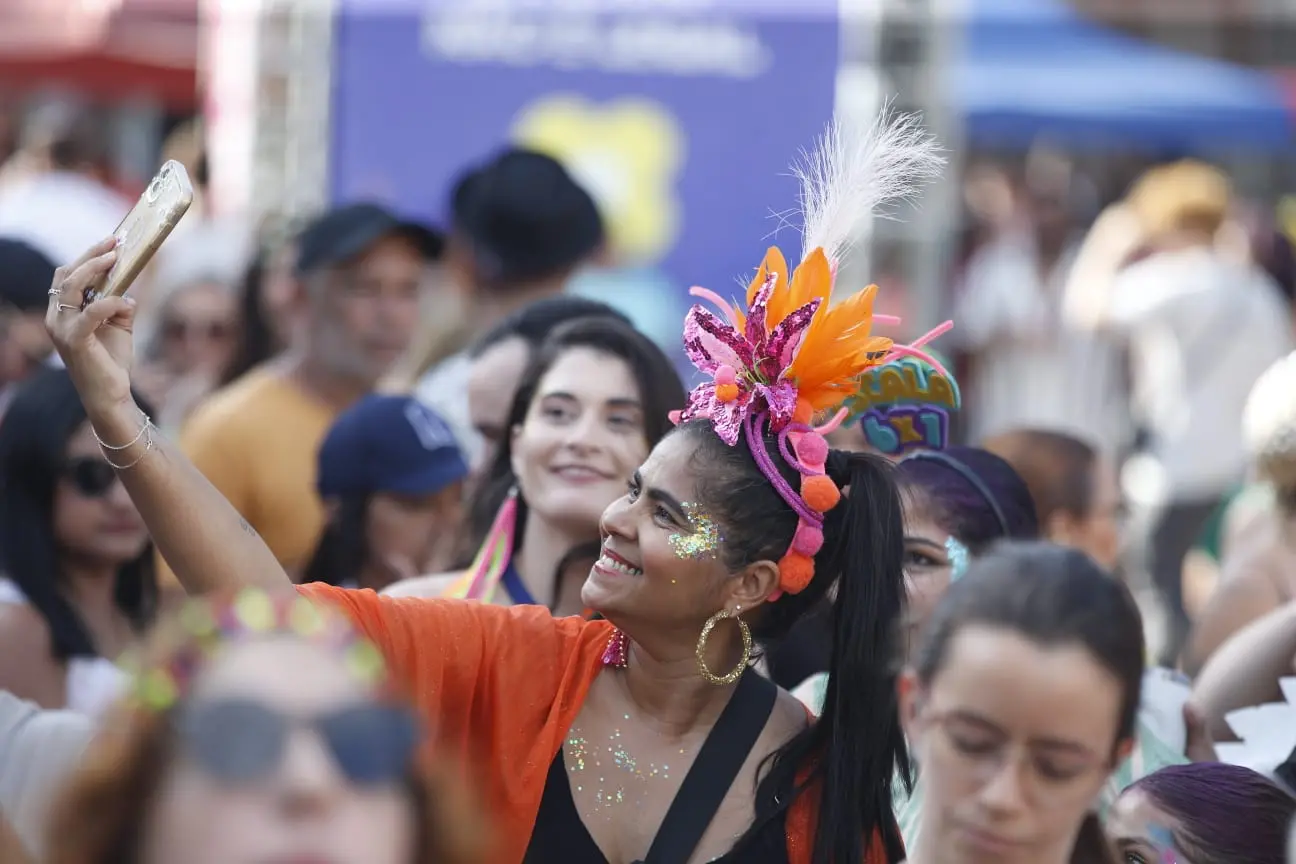 foto de foliões no carnaval de fortaleza.