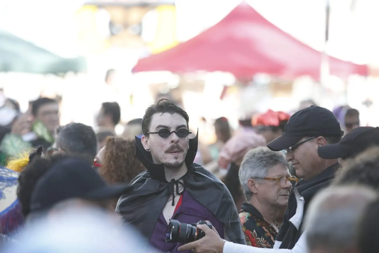 foto de foliões no carnaval de fortaleza.