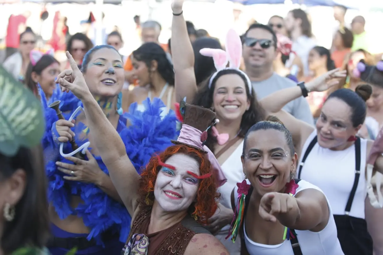 foto de foliões no carnaval de fortaleza.