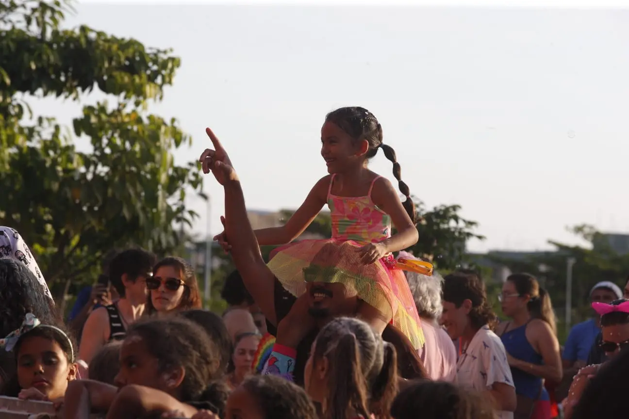 Pequenos foliões no Parque Rachel de Queiroz.