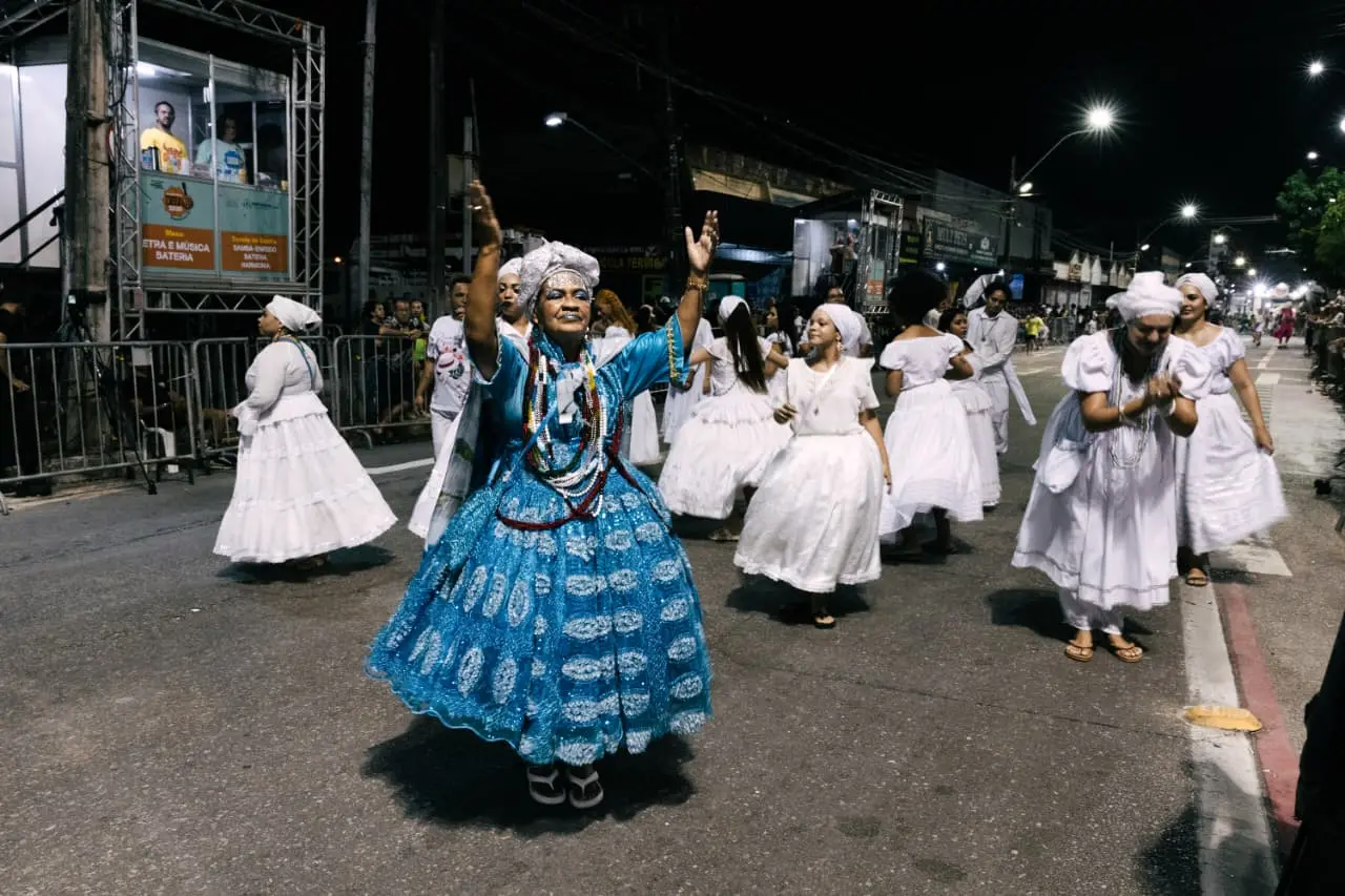 Desfiles de blocos na Avenida Domingos Olimpio.