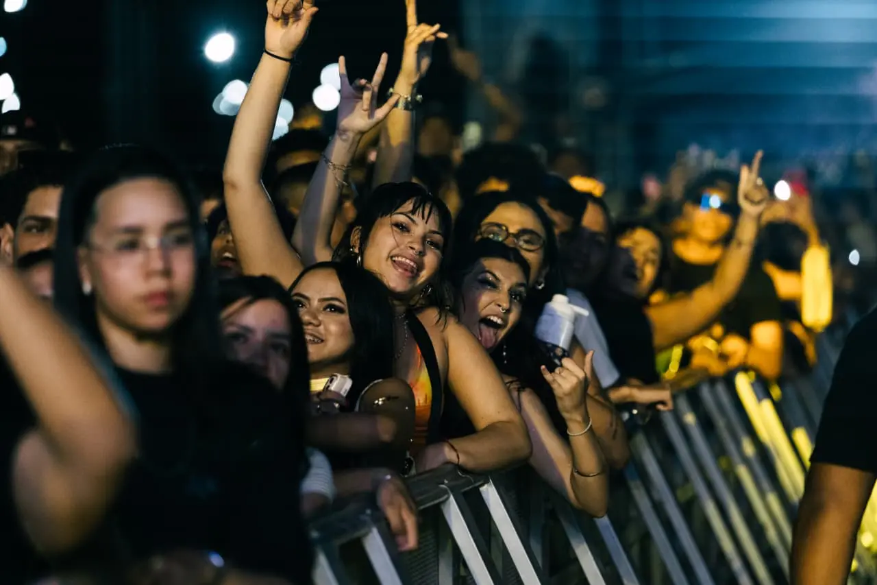 foliões no aterrinho da praia de iracema.