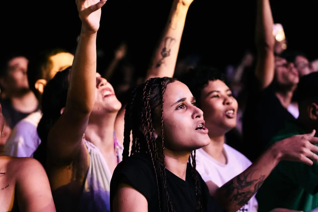foliões no aterrinho da praia de iracema.