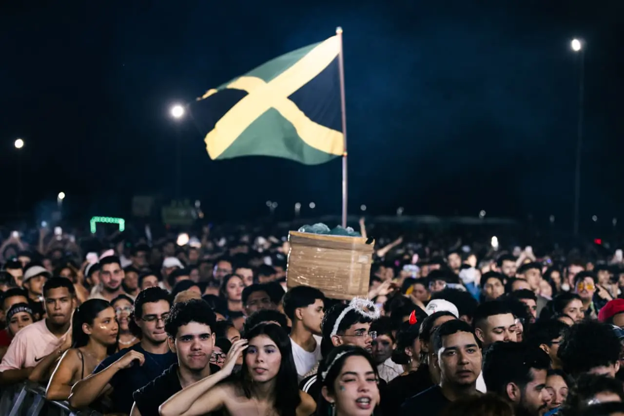 foliões no aterrinho da praia de iracema.