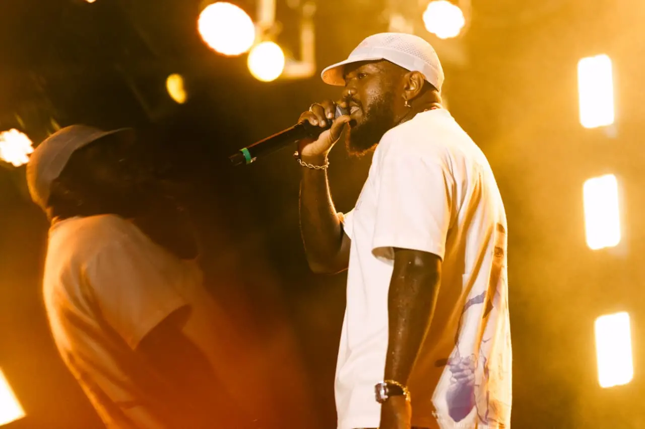 foliões no aterrinho da praia de iracema.