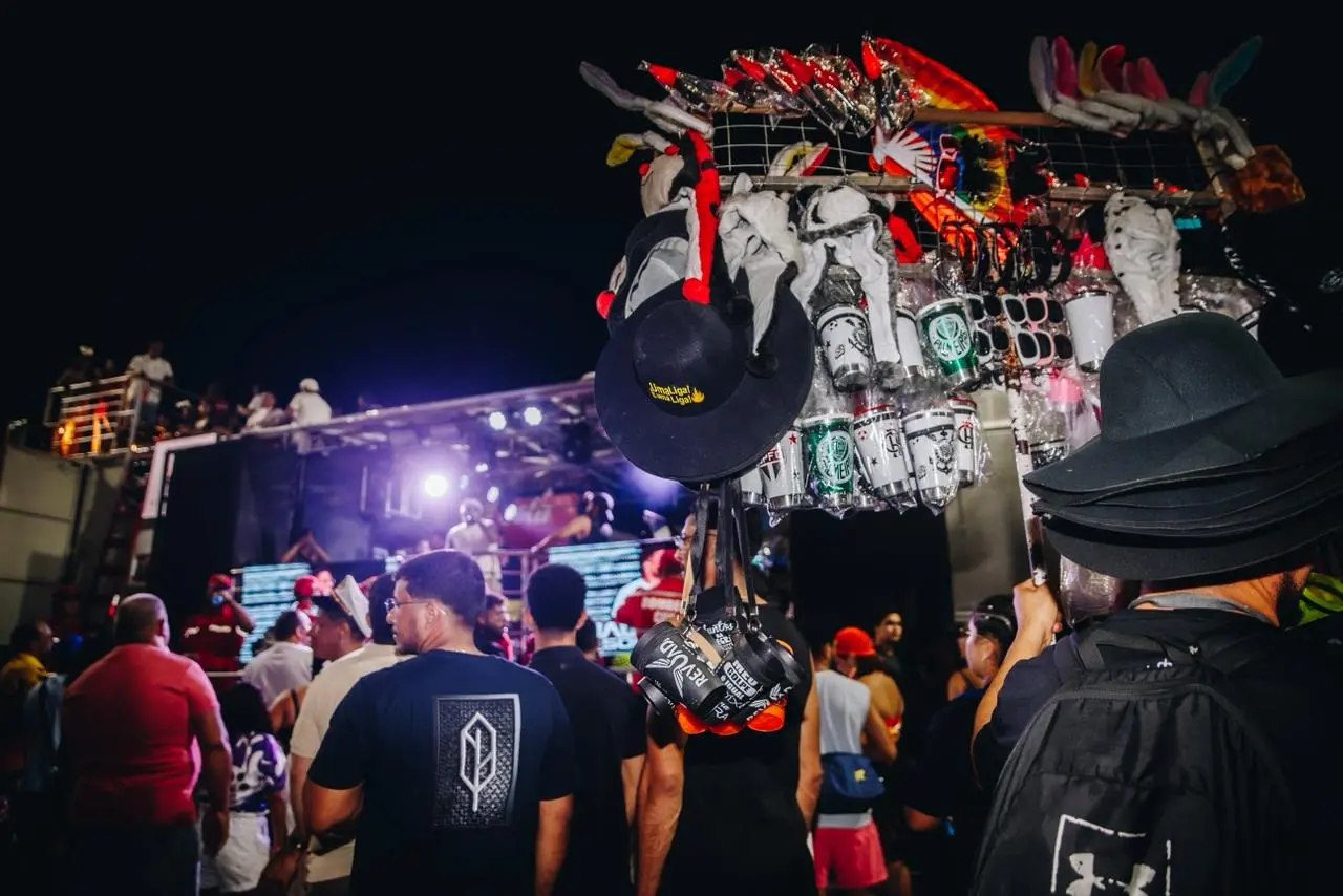 Chapéu do Natanzinho garante renda de ambulantes no Carnaval de Aracati.