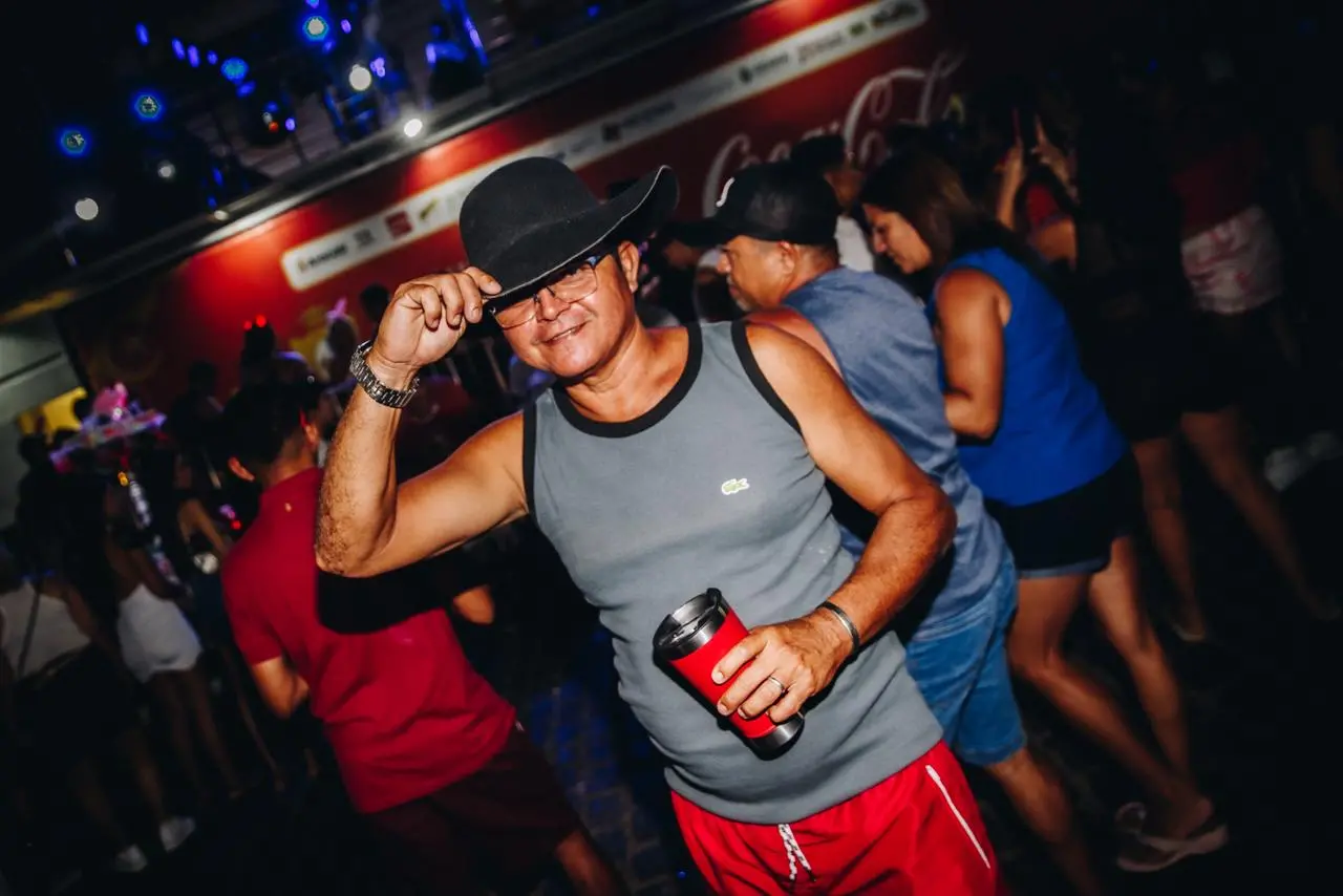 Chapéu do Natanzinho garante renda de ambulantes no Carnaval de Aracati.
