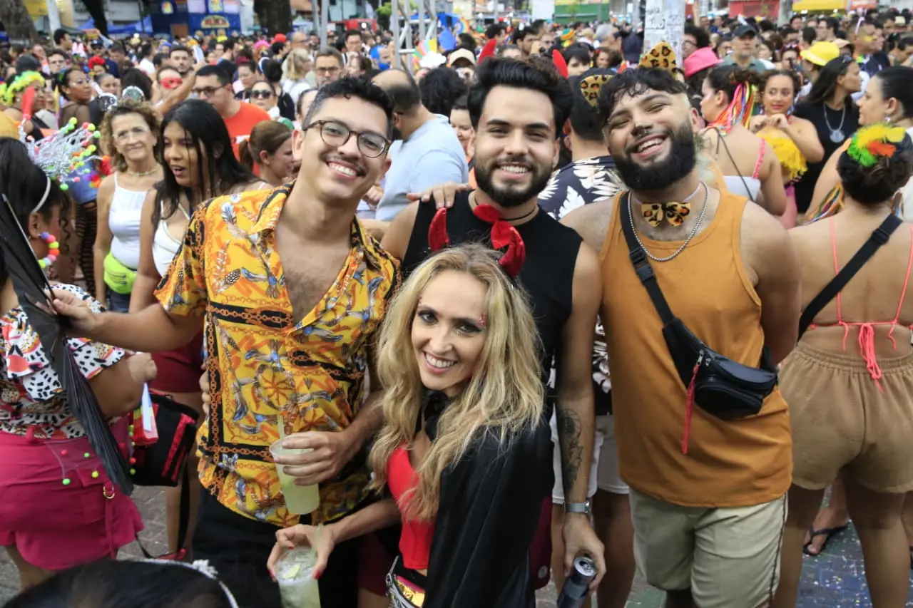 Foliões curtem carnaval de fortaleza na praça da gentilândia.