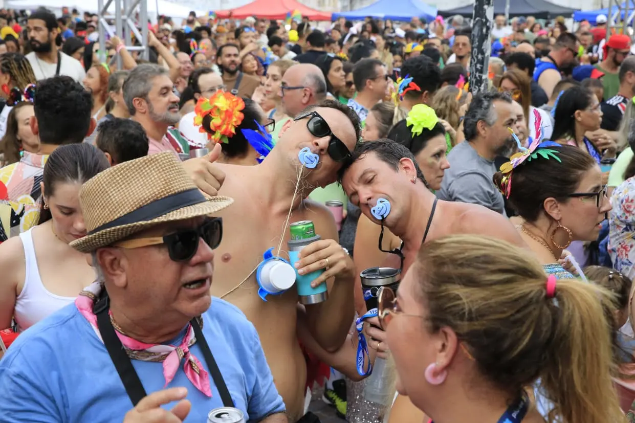 Foliões curtem carnaval de fortaleza na praça da gentilândia.