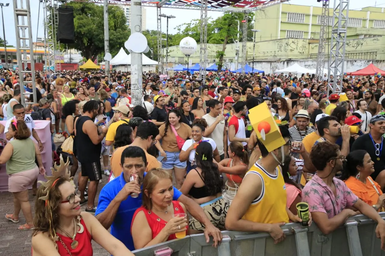 Foliões curtem carnaval de fortaleza na praça da gentilândia.