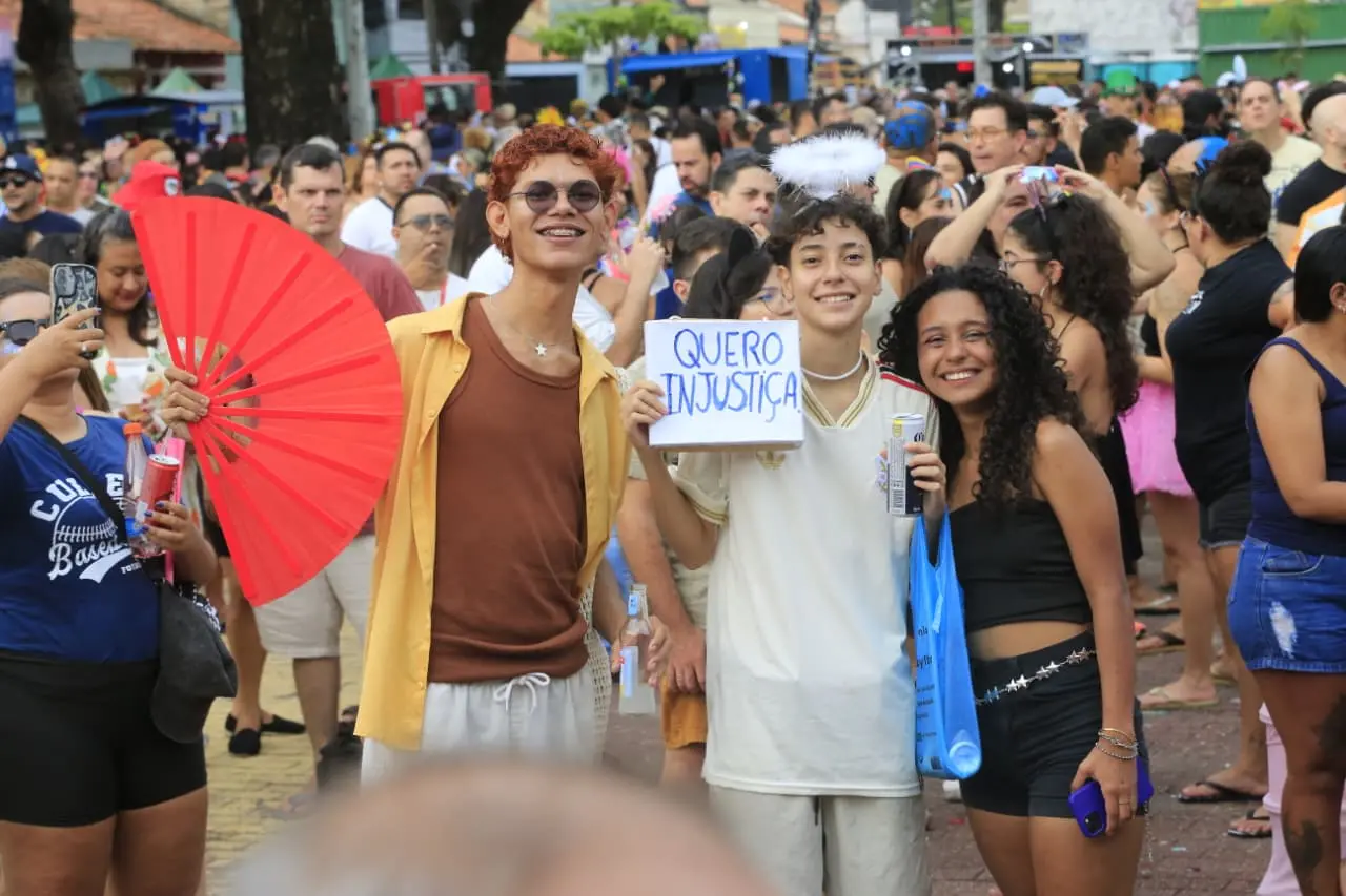 Foliões curtem carnaval de fortaleza na praça da gentilândia.