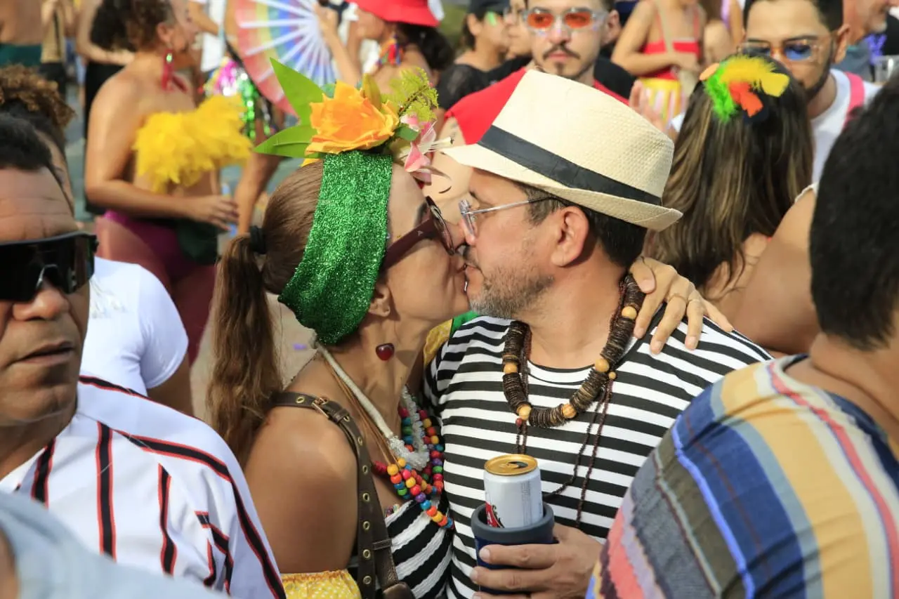Foliões curtem carnaval de fortaleza na praça da gentilândia.