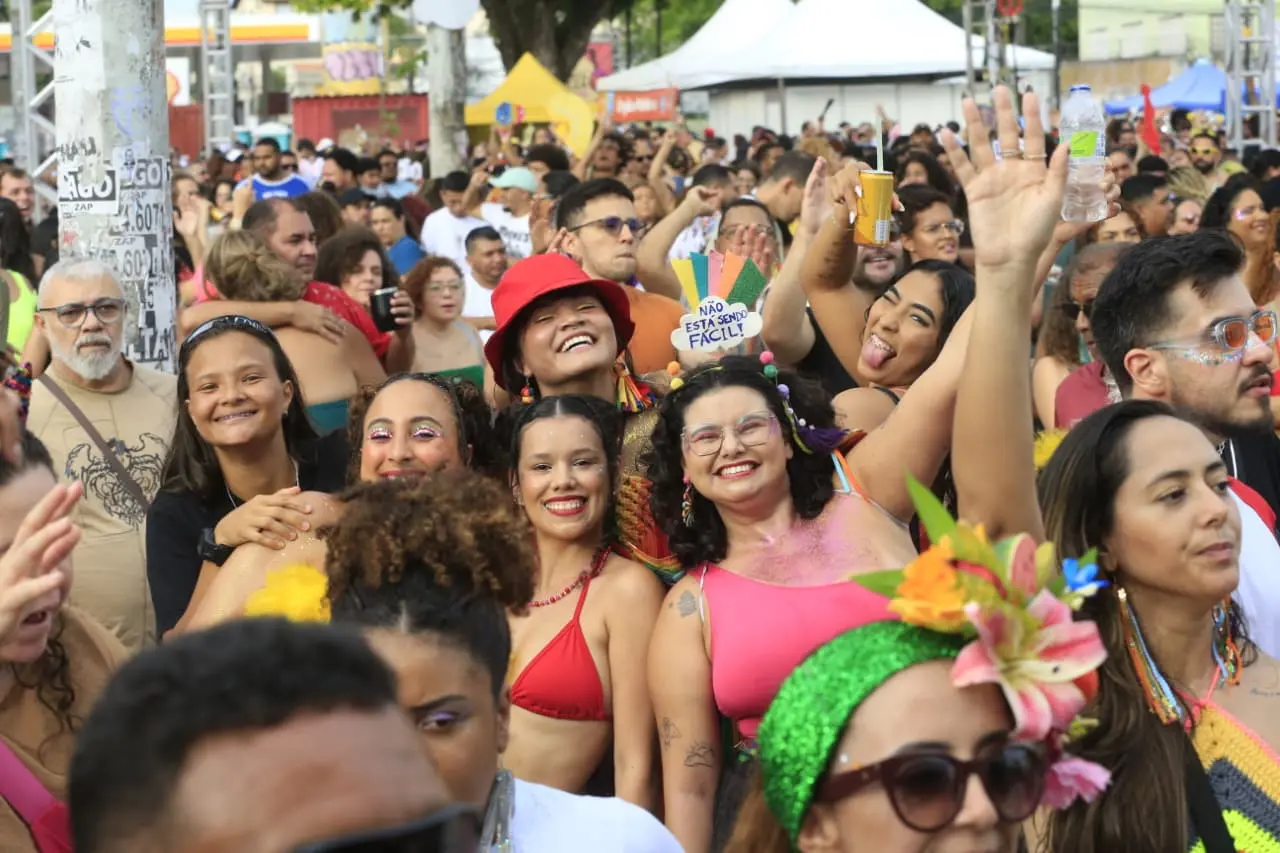 Foliões curtem Carnaval de fortaleza na praça da gentilândia.