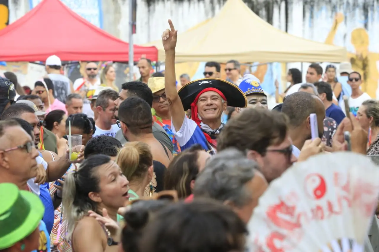 Foliões curtem carnaval de fortaleza na praça da gentilândia.