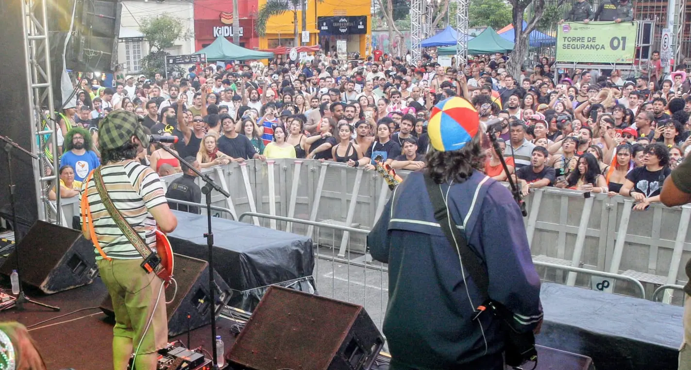 Foliões curtem carnaval de fortaleza no mercado dos pinhões.
