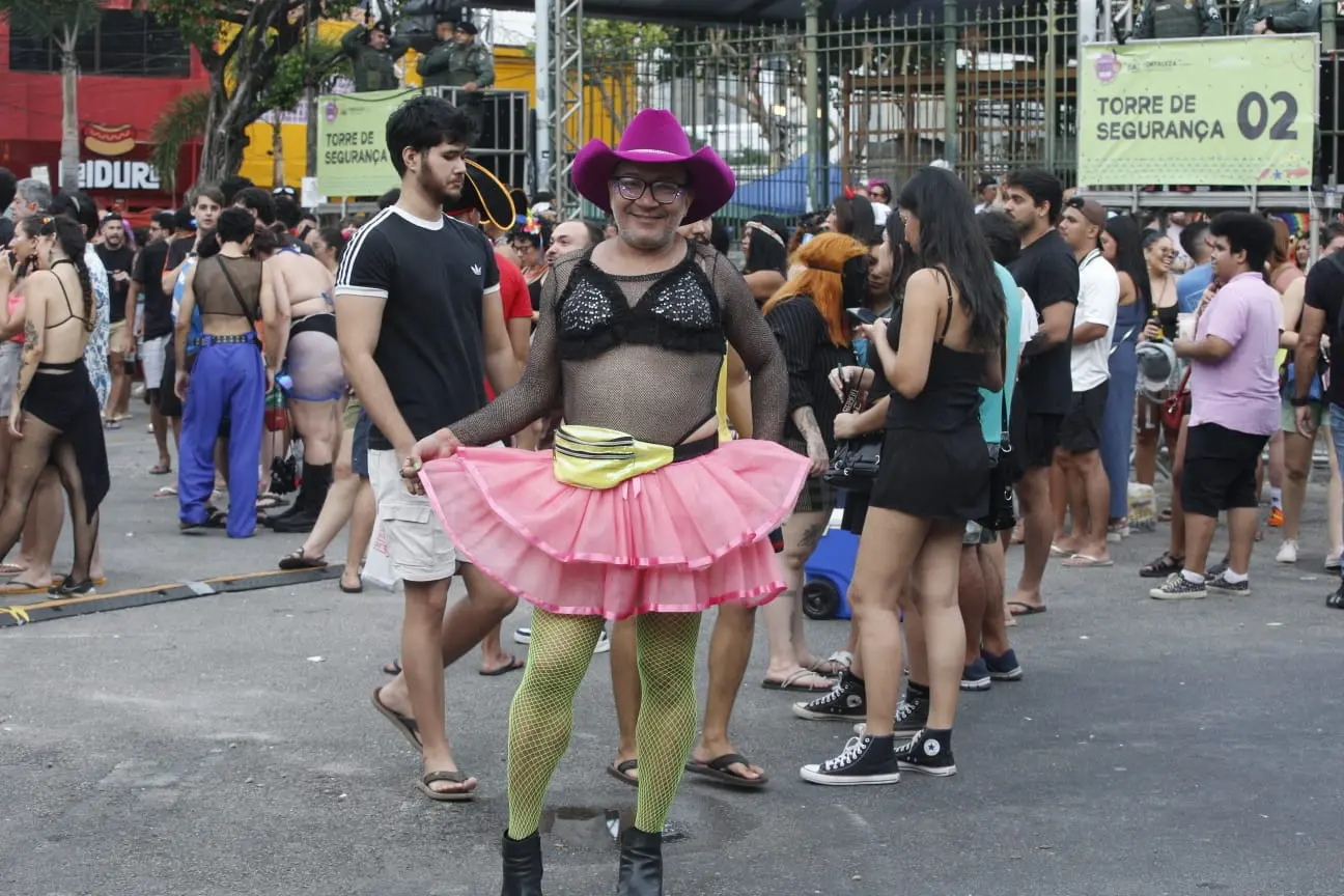Foliões curtem carnaval de fortaleza no mercado dos pinhões.