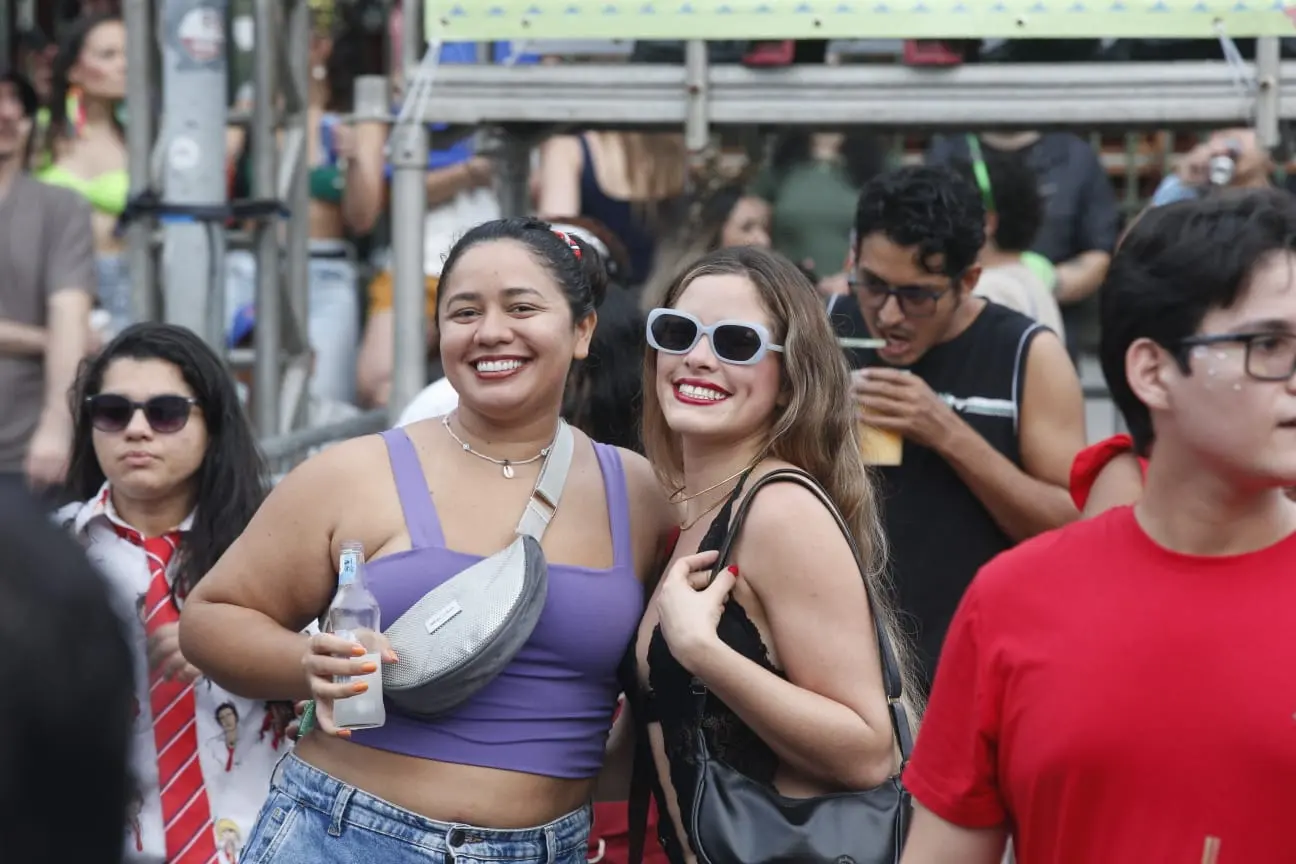 Foliões curtem carnaval de fortaleza no mercado dos pinhões.