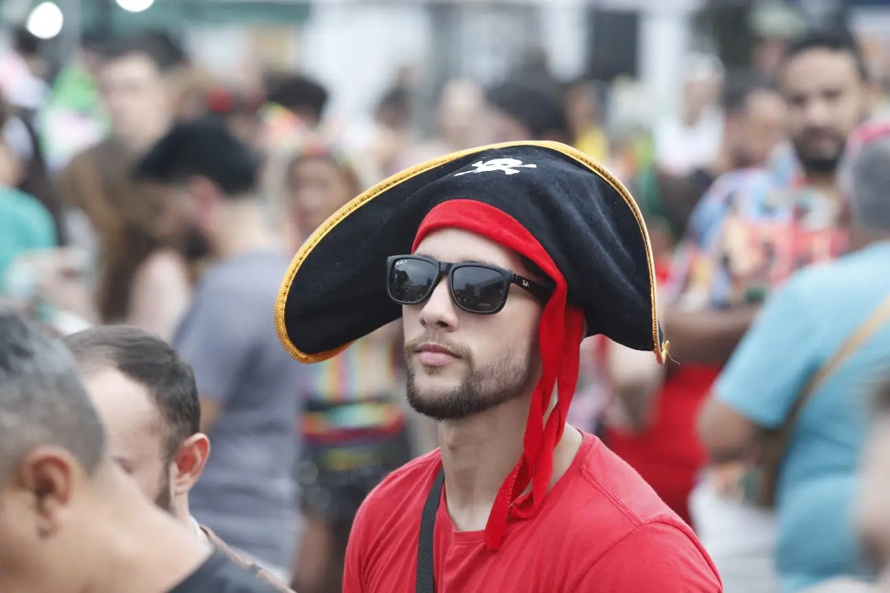 Foliões curtem carnaval de fortaleza no mercado dos pinhões.