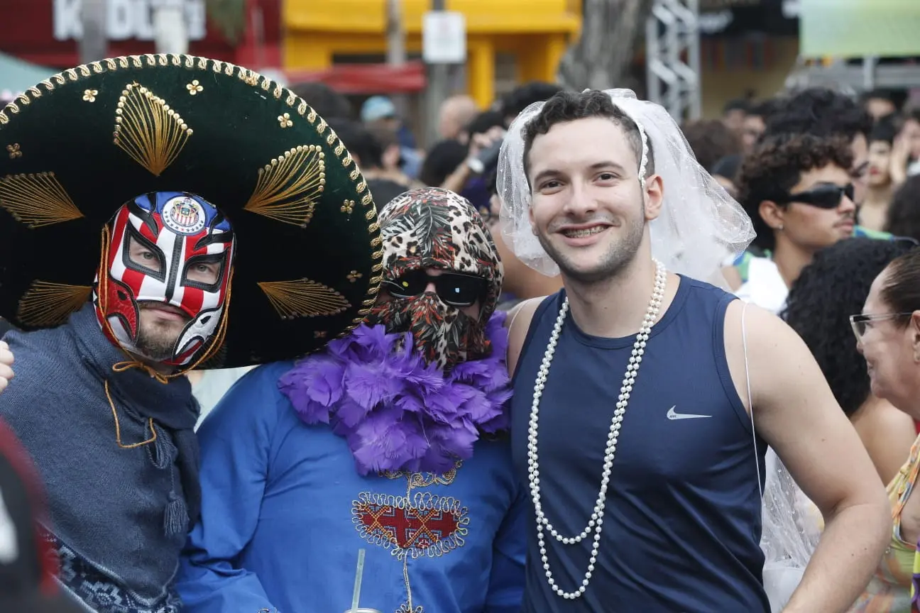 Foliões curtem carnaval de fortaleza no mercado dos pinhões.