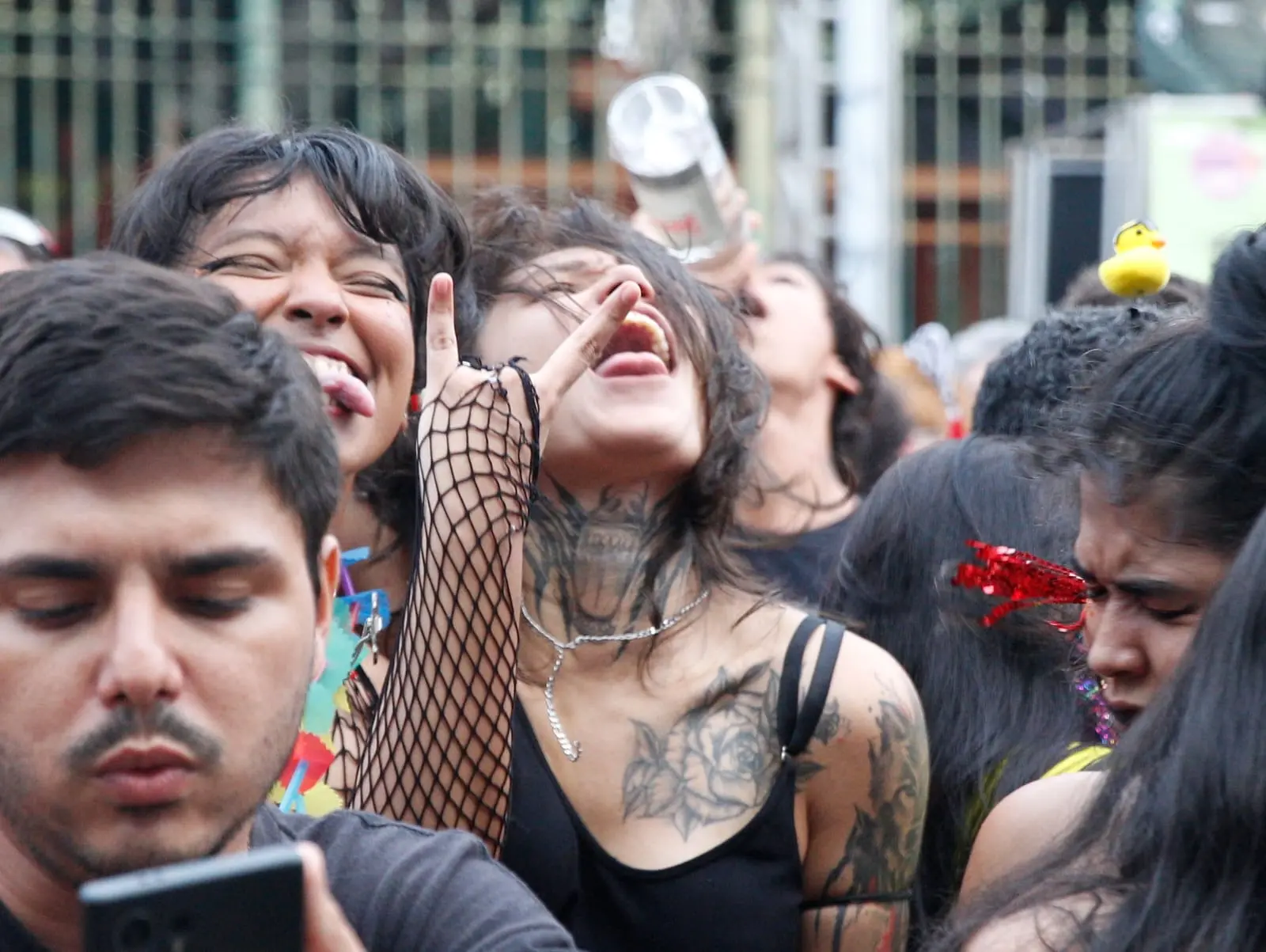 Foliões curtem carnaval de fortaleza no mercado dos pinhões.