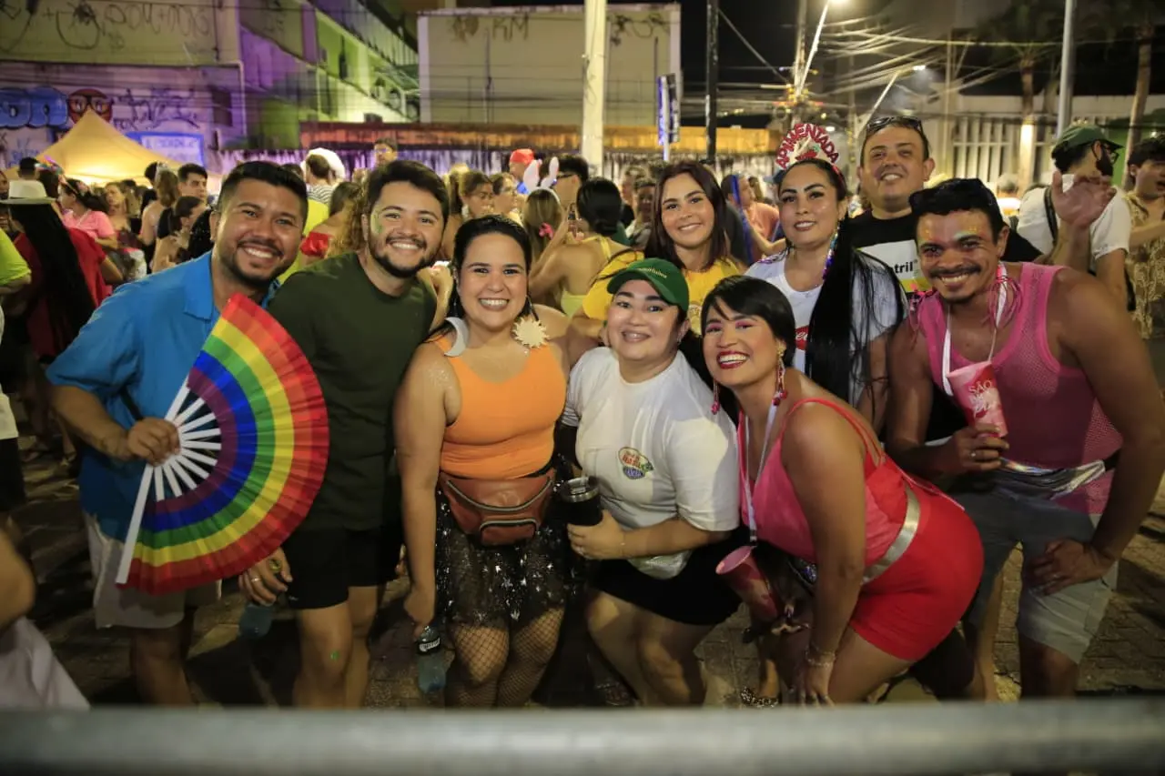 Foliões curtem carnaval de fortaleza na praça da gentilândia.