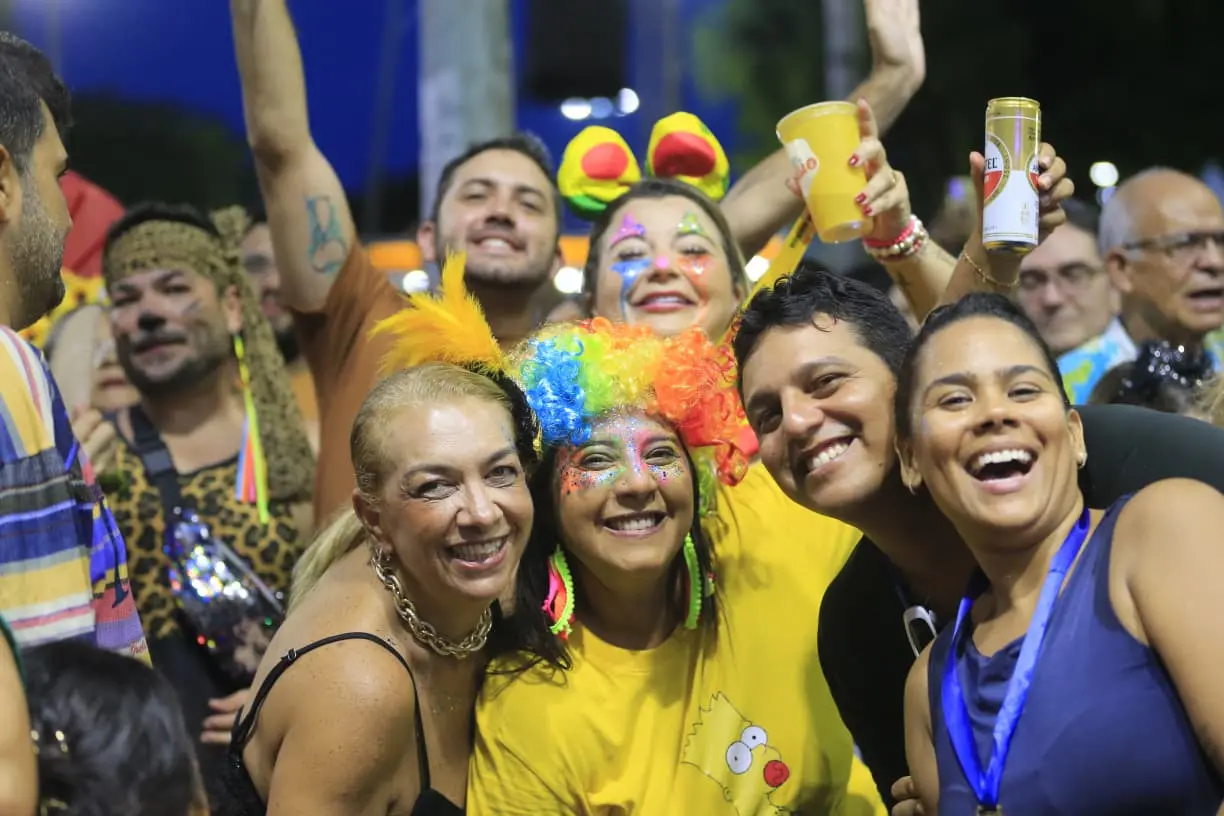 Foliões curtem carnaval de fortaleza na praça da gentilândia.
