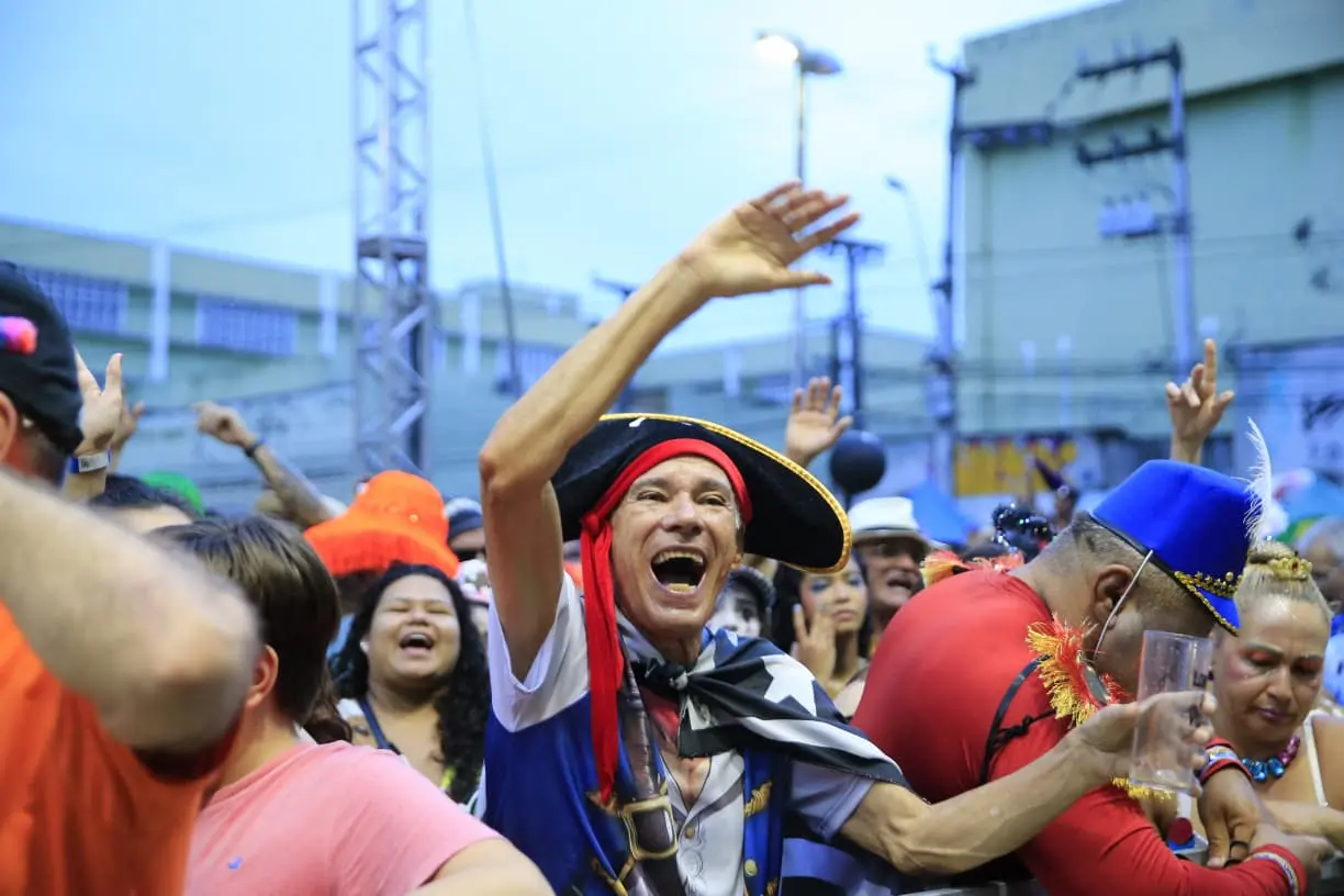 Foliões curtem carnaval de fortaleza na praça da gentilândia.