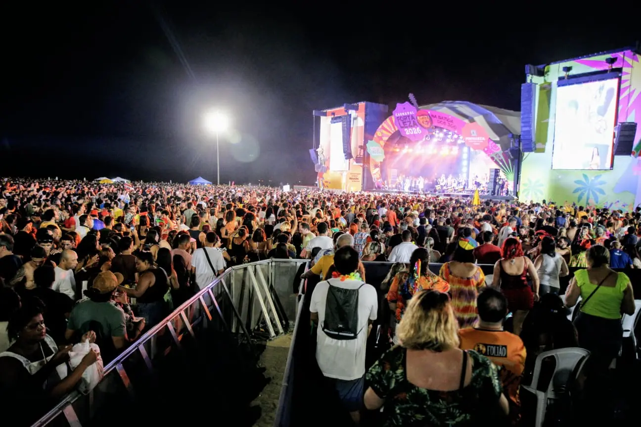 Pessoas lotam aterro da Praia de Iracema, em Fortaleza.