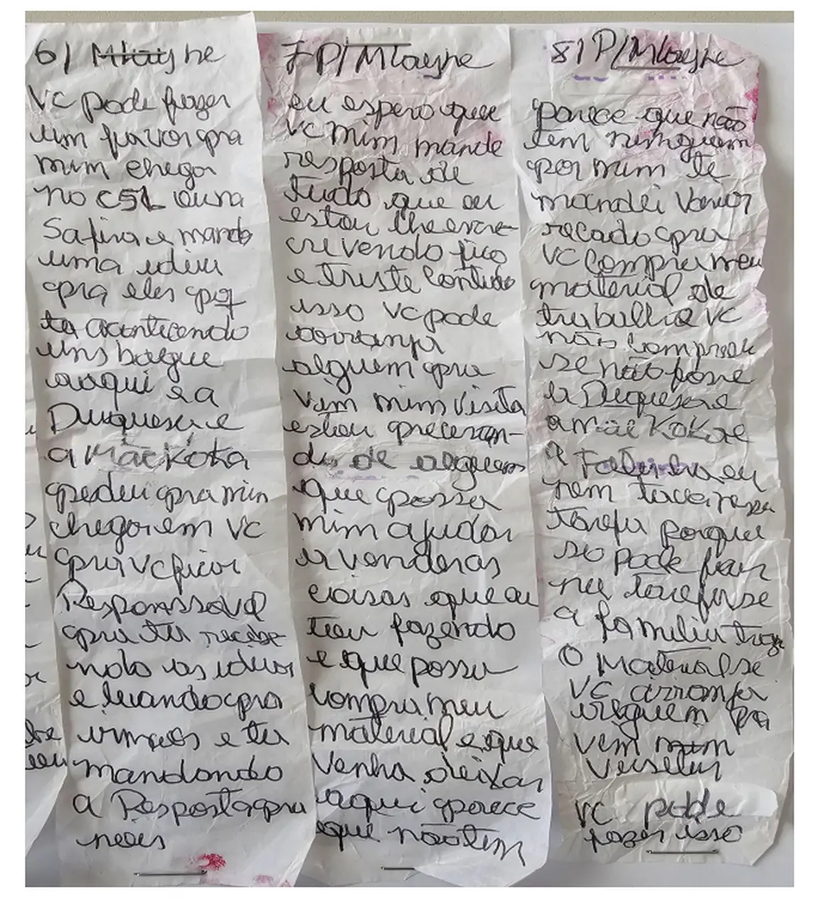 Três bilhetes manuscritos em papel branco amassado, escritos com caneta azul e organizados lado a lado. Cada bilhete exibe texto extenso preenchendo quase toda a superfície, com linhas irregulares e marcas de dobra e manuseio visíveis.