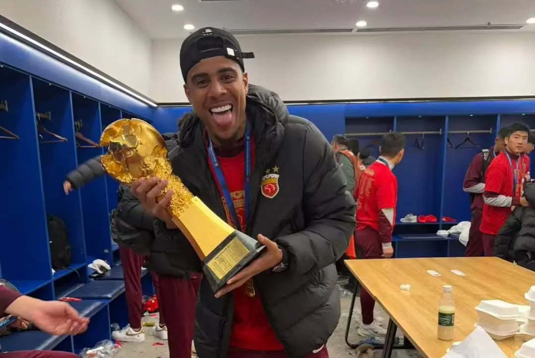 Gustagol em ação pelo futebol chinês