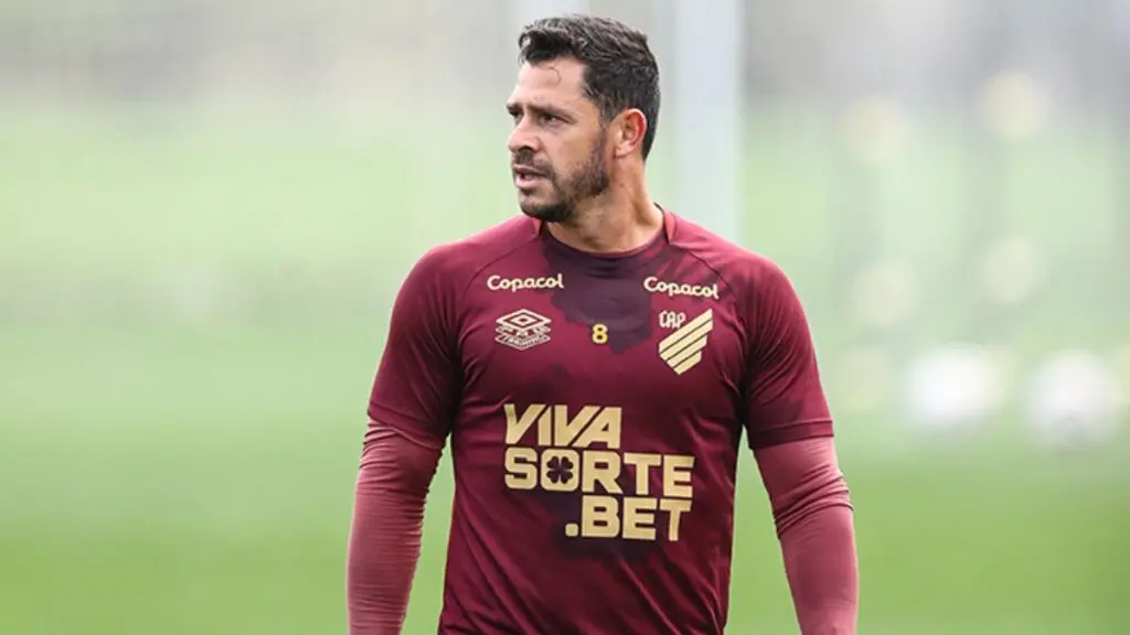 Giuliano em ação pelo Athletico-PR