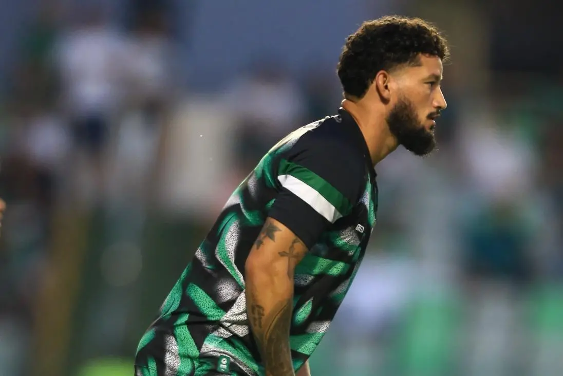 Arthur Caíke em ação pelo Goiás