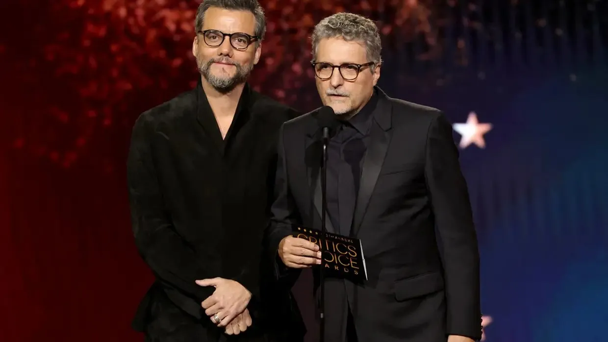 Wagner Moura e Kleber Mendonça Filho no palco do Critics Choice Awards.