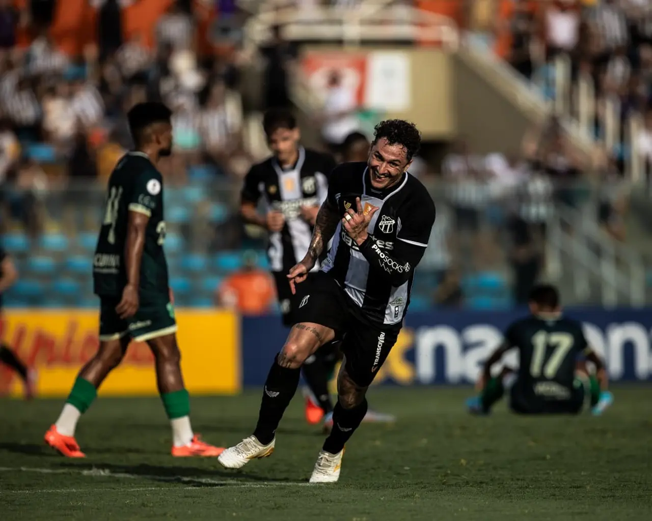 Vina comemora gol contra o Floresta