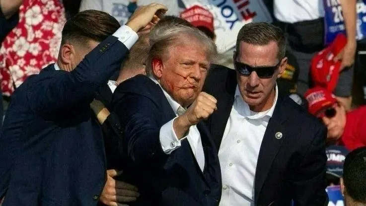 Trump após um dos atentados que sofreu na campanha.