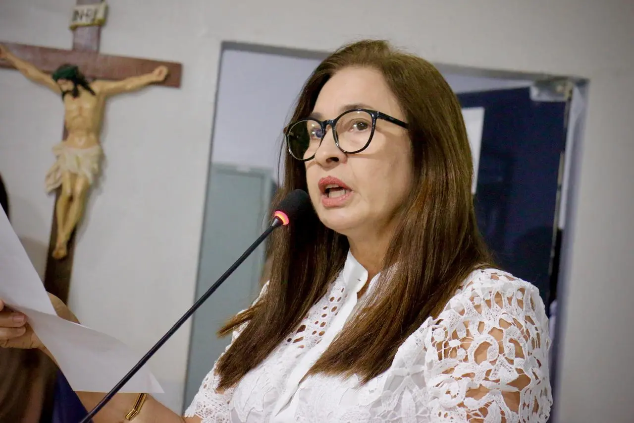 Selma Bezerra discursa durante solenidade de posse nesta segunda-feira (23).