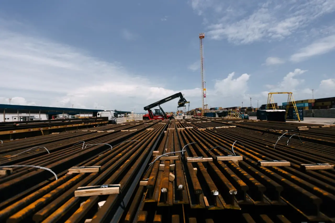 Foto de trilhos que desembarcaram no Porto do Pecém e serão utilizados na ferrovia Transnordestina.