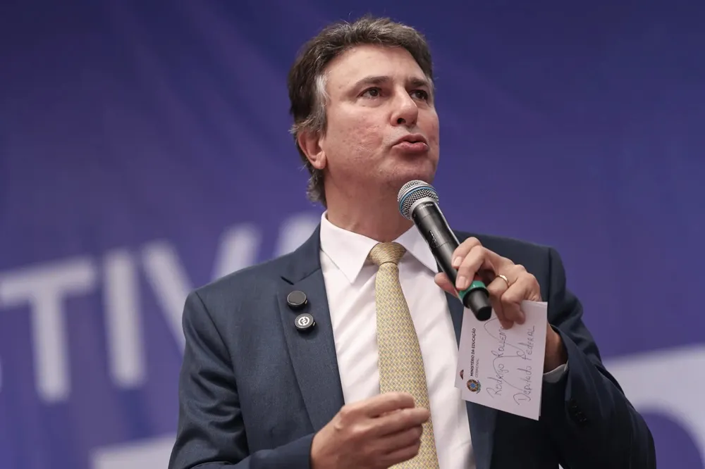 Ministério da Educação solicitou ajustes no texto da comissão do Conselho Nacional de Educação sobre uso de IA em escolas.